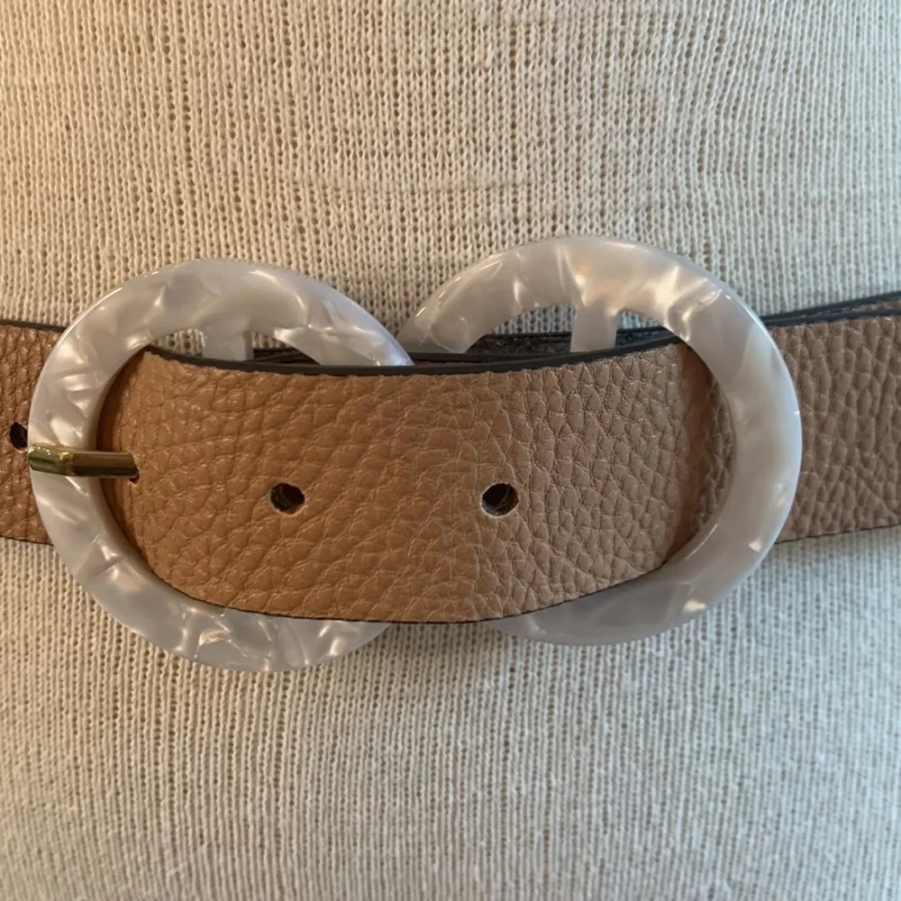 STEVE Madden tan medium faux leather pebbled belt with pearl looking buckle